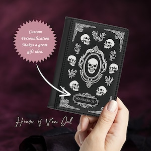 Funda para pasaporte personalizada con nombre personalizado y calaveras góticas / Cartera de viaje Whimsigoth, idea de regalo para viajeros de Dark Academia Wanderlust