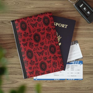 Funda para pasaporte gótica roja con diseño floral de calavera y corazón, bonita funda para documentos de viaje, accesorio para viajar, regalo gótico.