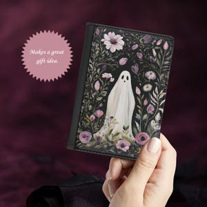 Funda de pasaporte gótica / Funda de pasaporte con estampado floral negro y morado fantasma, protector de pasaporte de Halloween, billetera de viaje de bruja, idea de regalo de identificación gótica