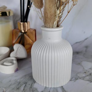 Handmade Jesmonite Ribbed Vase – Minimal Home Decor | Eco-Resin Modern Accent | Small Neutral Vase for Dried Flowers I Gift