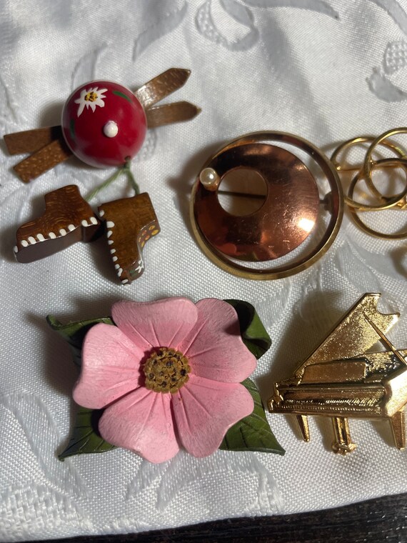 Group lot of 10 brooches - image 2