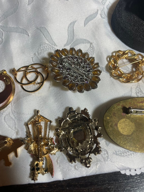 Group lot of 10 brooches - image 6