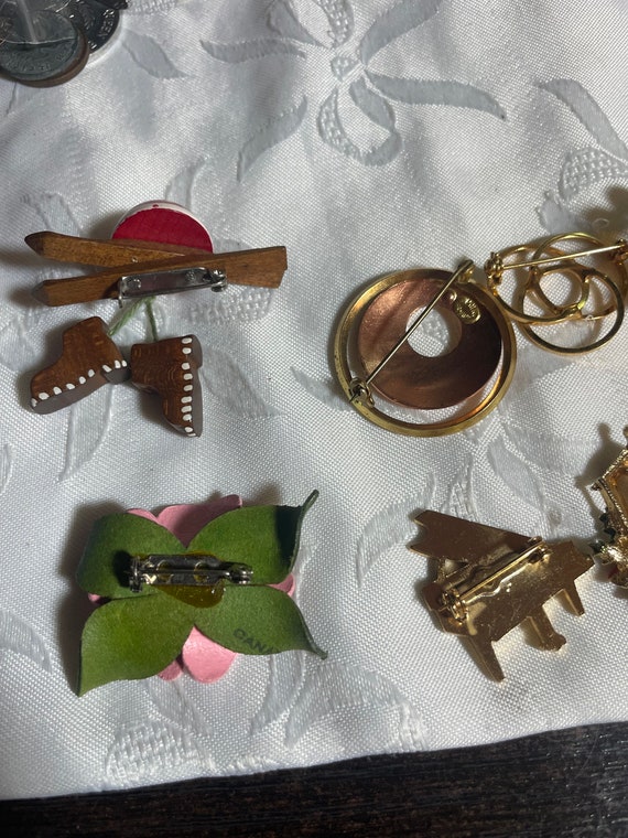 Group lot of 10 brooches - image 5