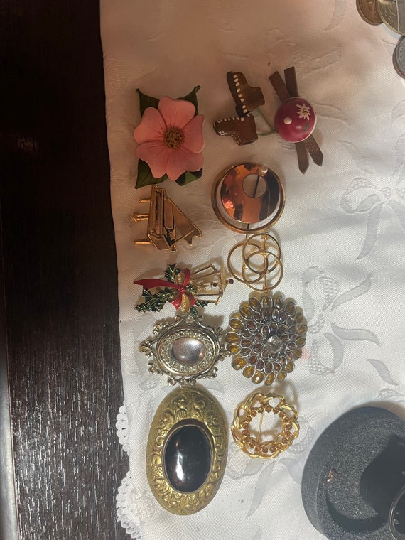 Group lot of 10 brooches - image 1