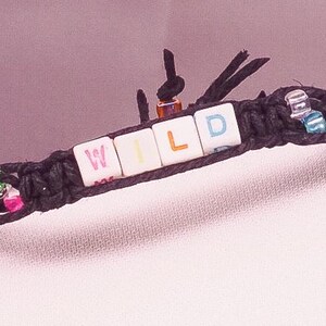 Pulsera de cuentas WILD, cuentas con letras, pulsera de cuentas con letras, macramé, pulsera de macramé, hecha a mano, pulsera hecha a mano, cuentas de vidrio, cuentas