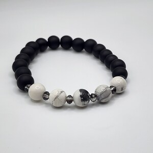 Howlite and Glass Beaded Bracelet, Howlite, Glass Beads, Calming Stone, White Stone, Mineral, Positive Energy, Jewelry, Handmade, 8mm Bead