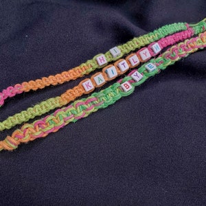 Pulsera de cáñamo de cuentas de letra personalizada, personalizada, pulsera de matrame, Macrame, pulsera de cuentas, cuentas de letra, diseño personalizado, hecho a mano