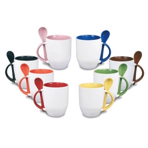 Könnte beinhalten: Acht Keramikbecher mit befestigten Löffeln in verschiedenen Farben. Die Becher sind weiß mit einem farbigen Rand und die Löffel sind in der gleichen Farbe wie der Rand.