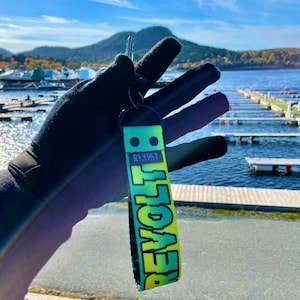 Pulsera de llavero brillante para motocicleta o llavero entusiasta del automóvil moto inspirado en llave de lanzamiento de etiqueta de neón