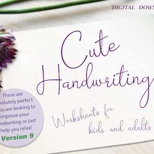 Puede incluir: Una descarga digital de hojas de trabajo de escritura bonitas para niños y adultos. El texto "Cute Handwriting Worksheets for kids and adults" está escrito en letra cursiva morada sobre un fondo blanco. El texto "These are absolutely perfect if you are looking to improve your handwriting or just help you relax! Version 9" está escrito en un círculo blanco con un borde morado.
