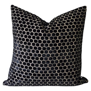 Funda de cojín/almohada Jabot Noir de terciopelo geométrico negro de Designer Guild B5