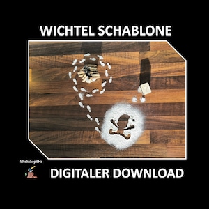 Puede incluir: Una descarga digital para una plantilla de gnomo imprimible. La imagen muestra una superficie de madera con un contorno blanco en polvo de un gnomo y un rastro de huellas que conducen a él. El texto "Wichtel Schablone" y "Digitaler Download" es visible.