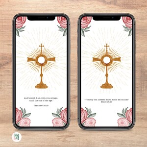 Könnte beinhalten: Eine digitale Handy-Tapete mit einem goldenen Kreuz und einem Zitat aus der Bibel: "Und siehe, ich bin bei euch alle Tage bis an das Ende der Welt." Matthäus 28,20. Der Hintergrund ist weiß mit rosa Rosen.