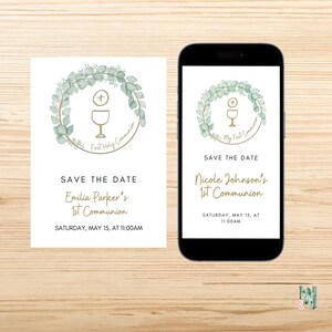 Pode incluir: Um convite de Primeira Comunhão e um smartphone exibindo um design semelhante. O design apresenta um cálice e uma cruz dourados dentro de uma coroa de eucalipto verde. O texto inclui "Save the Date" e o nome e a data da criança.
