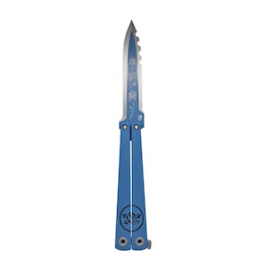 Op de afbeelding: Een blauw vlindermes met een zilveren lemmet. Het lemmet heeft een gekartelde rand en bloemmotieven. De handgreep is effen blauw met een bloemmotief aan de onderkant. Het mes wordt getoond tegen een witte achtergrond.