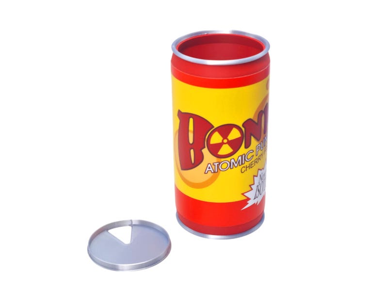 Może przedstawiać: Cylindryczna puszka w kolorze czerwono-ż&oacute;łtym z napisem "DONK" w kolorze czerwonym i symbolem promieniowania w literze "O". Na puszce napis "Atomic Punch Cherry". Obok puszki leży srebrna pokrywka. Puszka ma około 12 cm wysokości.