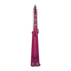 Op de afbeelding: Een magenta vlindermes met een zilveren mes. Het mes heeft een gekartelde rand en een bloemenontwerp. De handgreep heeft een bloemenembleem. Het mes wordt tegen een witte achtergrond getoond.