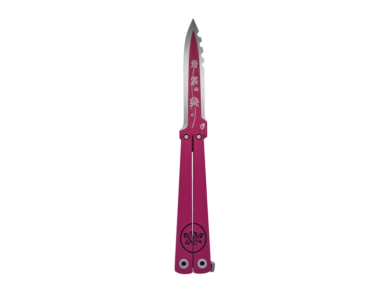 Op de afbeelding: Een magenta vlindermes met een zilveren mes. Het mes heeft een gekartelde rand en een bloemenontwerp. De handgreep heeft een bloemenembleem. Het mes wordt tegen een witte achtergrond getoond.