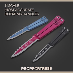 Op de afbeelding: Drie vlindermessen met draaiende handvatten worden getoond. E&eacute;n is blauw, &eacute;&eacute;n is roze en &eacute;&eacute;n is zwart. Elk mes heeft een gekarteld lemmet en decoratieve etsen. De tekst "1:1 SCALE MOST ACCURATE ROTATING HANDLES" staat bovenaan.