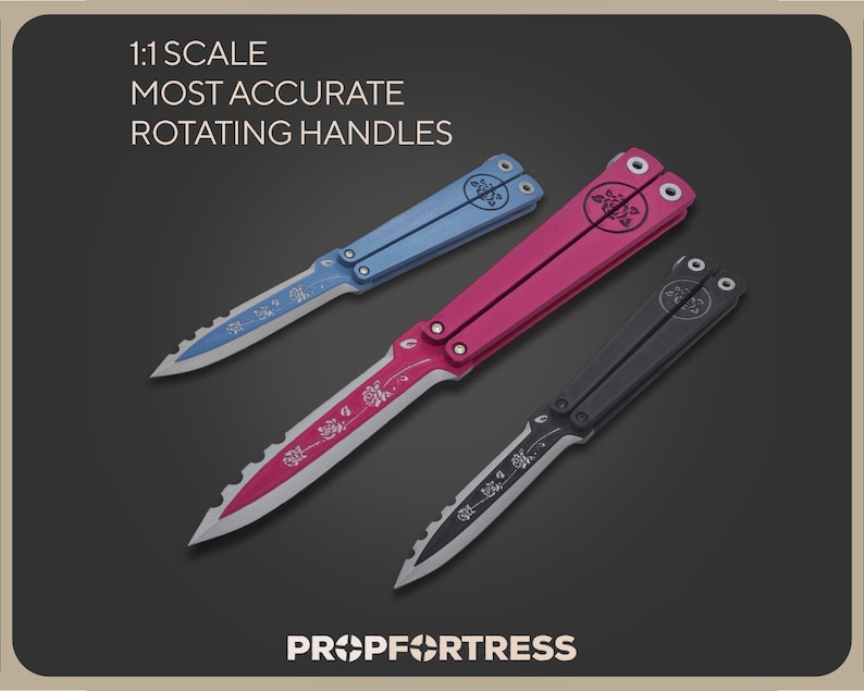 Op de afbeelding: Drie vlindermessen met draaiende handvatten worden getoond. E&eacute;n is blauw, &eacute;&eacute;n is roze en &eacute;&eacute;n is zwart. Elk mes heeft een gekarteld lemmet en decoratieve etsen. De tekst "1:1 SCALE MOST ACCURATE ROTATING HANDLES" staat bovenaan.