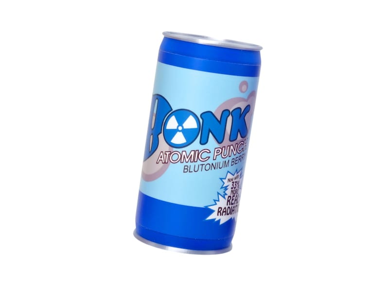 Może przedstawiać: Niebieska i jasnoniebieska puszka z napisem "BONK" dużymi literami, symbolem promieniowania oraz słowami "Atomic Punch" i "Blutonium Berry". Puszka ma r&oacute;wnież ostrzeżenie o promieniowaniu.
