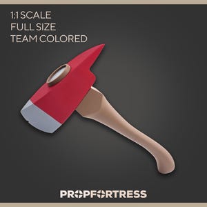 Puede incluir: Un hacha a tamaño real, con los colores del equipo, con una cabeza roja y un mango beige. La cabeza del hacha tiene un borde plateado y un detalle circular. El texto "1:1 SCALE FULL SIZE TEAM COLORED" es visible. El logotipo "PROP FORTRESS" está en la parte inferior.
