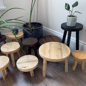 Construisez votre propre tabouret. Tabourets décoratifs. Tabouret en épicéa canadien de récupération. Support pour plantes. Tabouret à trois pieds. Trépied. Tabouret de traite image 3