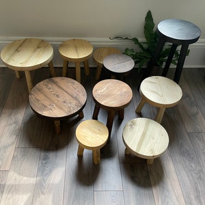 Construisez votre propre tabouret. Tabourets décoratifs. Tabouret en épicéa canadien de récupération. Support pour plantes. Tabouret à trois pieds. Trépied. Tabouret de traite image 1