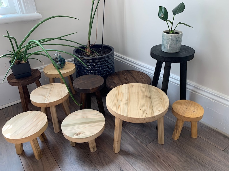 Construisez votre propre tabouret. Tabourets décoratifs. Tabouret en épicéa canadien de récupération. Support pour plantes. Tabouret à trois pieds. Trépied. Tabouret de traite image 3