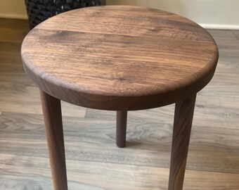 無垢のブラックウォールナット材を使用したプラントスツール。装飾的な