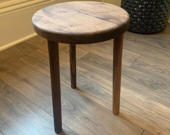 無垢のブラックウォールナット材を使用したプラントスツール。装飾的な