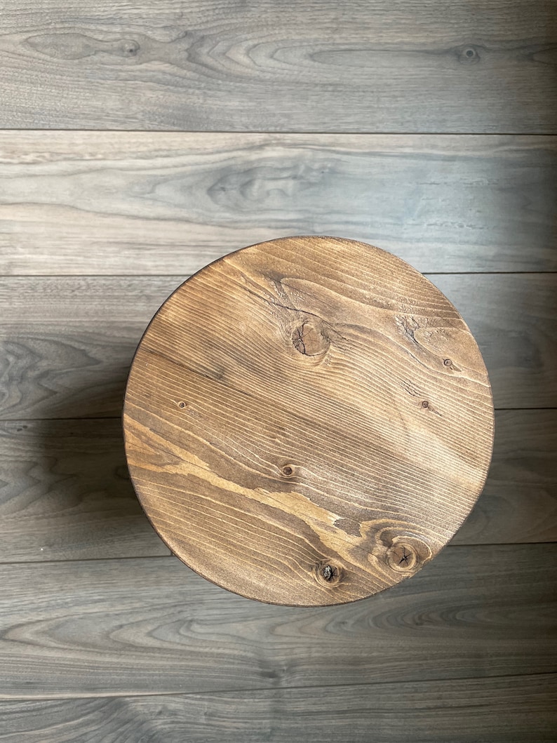 Construisez votre propre tabouret. Tabourets décoratifs. Tabouret en épicéa canadien de récupération. Support pour plantes. Tabouret à trois pieds. Trépied. Tabouret de traite Medium Walnut