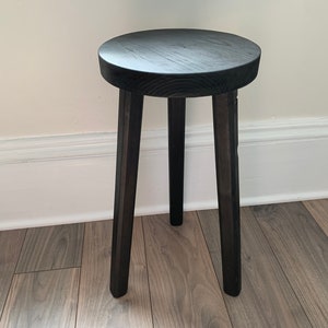 Construisez votre propre tabouret. Tabourets décoratifs. Tabouret en épicéa canadien de récupération. Support pour plantes. Tabouret à trois pieds. Trépied. Tabouret de traite Black