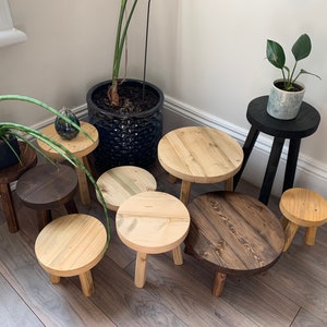 Construisez votre propre tabouret. Tabourets décoratifs. Tabouret en épicéa canadien de récupération. Support pour plantes. Tabouret à trois pieds. Trépied. Tabouret de traite image 2