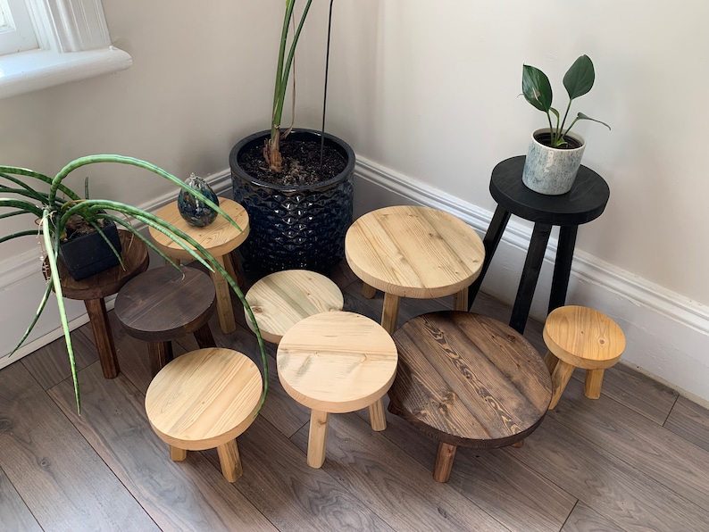 Construisez votre propre tabouret. Tabourets décoratifs. Tabouret en épicéa canadien de récupération. Support pour plantes. Tabouret à trois pieds. Trépied. Tabouret de traite image 2