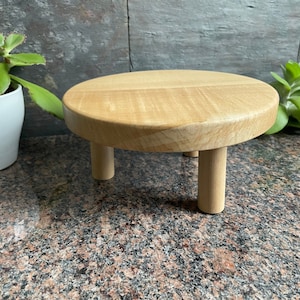 Sgabello per piante in acero massiccio fatto a mano. Supporto per piante. Rialzo per piante. Sgabello a tre gambe. Sgabello da mungitura