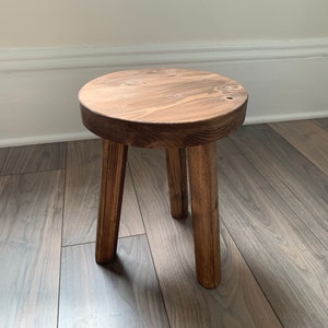 Construisez votre propre tabouret. Tabourets décoratifs. Tabouret en épicéa canadien de récupération. Support pour plantes. Tabouret à trois pieds. Trépied. Tabouret de traite image 6