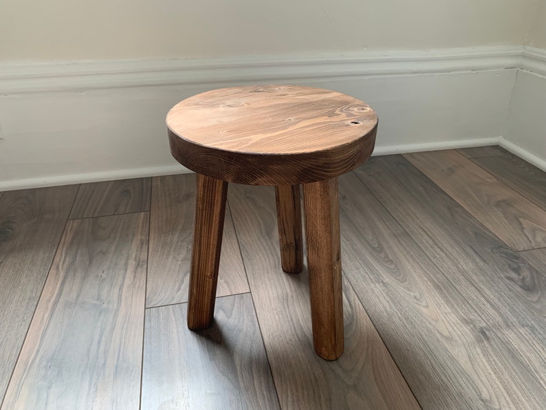 Construisez votre propre tabouret. Tabourets décoratifs. Tabouret en épicéa canadien de récupération. Support pour plantes. Tabouret à trois pieds. Trépied. Tabouret de traite image 6