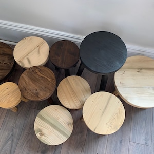 Construisez votre propre tabouret. Tabourets décoratifs. Tabouret en épicéa canadien de récupération. Support pour plantes. Tabouret à trois pieds. Trépied. Tabouret de traite image 4