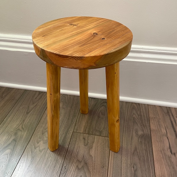 Tabouret de pin teinté de noyer léger.  Tabouret à trois pieds.  Tabourets de traite.  Décoratif.  Décoration intérieure.  Selles de plantes.