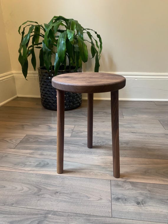 無垢のブラックウォールナット材を使用したプラントスツール。装飾的な