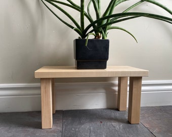 Escabeau pour enfants en bois dur. Tabouret en érable.