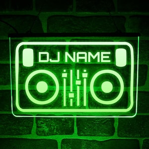Może przedstawiać: Neonowy zielony znak DJ-a z napisem "DJ NAME" nad grafiką miksera dźwięku. Znak prostokątny z zaokrąglonymi rogami jest zamontowany na ceglanej ścianie. Znak jasno świeci.