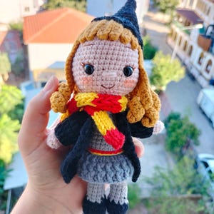 Handmade Hermione Granger Amigurumi – 17cm Crochet Wizard Doll – Removable Scarf & Vest – Safety Eyes – Gift for Potter Fans – Free Shipping