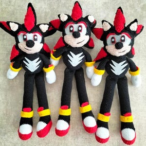Shadow the Hedgehog Plush – 30 cm Crochet Sonic Character – Handmade Gift – Soft Amigurumi Toy – Collector&#39;s Item – One Piece Price
