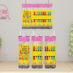 Puede incluir: Un vaso amarillo y rosa con detalles de purpurina. El vaso presenta un diseño de lápices de colores y el texto "Se necesita un gran corazón para moldear las mentes pequeñas".