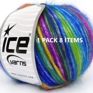 Può includere: Gomitolo di lana multicolore con tonalità vivaci di blu, verde, viola e giallo. L'etichetta mostra "ICE YARNS" e "1 PACK 8 ITEMS". La lana appare morbida e soffice, adatta per lavori a maglia o uncinetto. Ideale per vari progetti creativi.