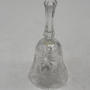 Bellissima campana di cristallo vintage con un suono delizioso.