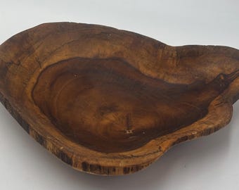 Favolosa ciotola vintage con bordo naturale e intagliata a mano! Bellissima venatura del legno, lucente. Un pezzo magnifico!