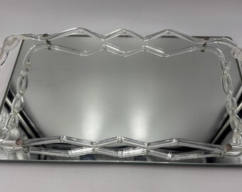 Preciosa bandeja de tocador vintage con espejo, intrincados detalles y asas de Lucite. De la década de 1940, al estilo de Irvin W. Rice, pero sin marca.